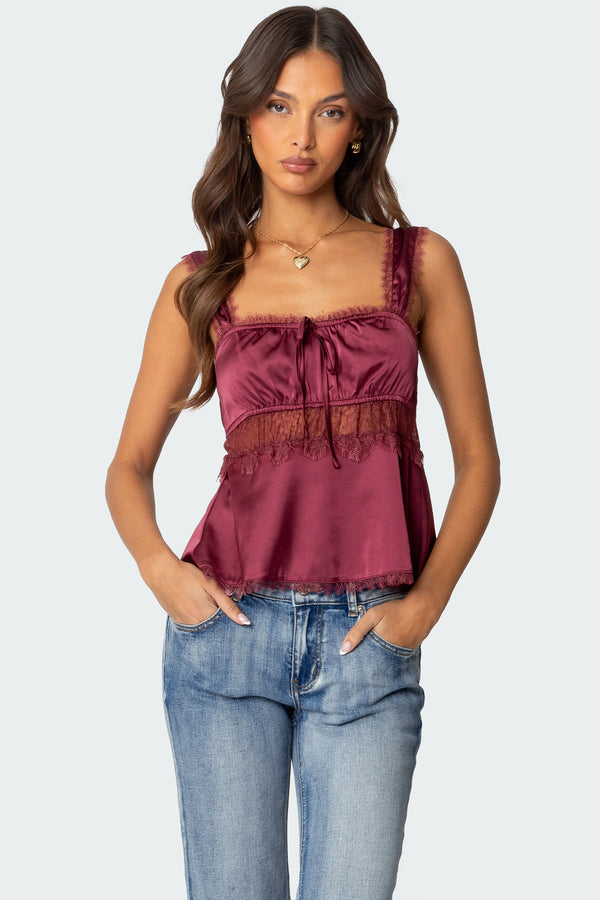 edikted Loryn Lacey Satin Effect Top burgundy