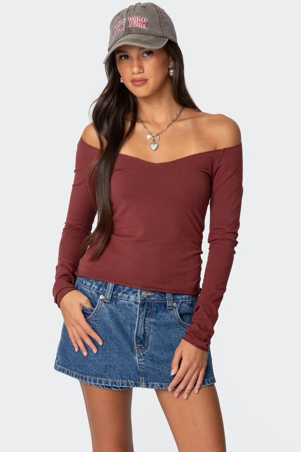 edikted Nattie Off Shoulder V Neck Top burgundy