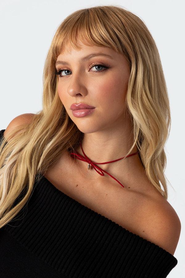 edikted Wednesday Bow Necklace burgundy