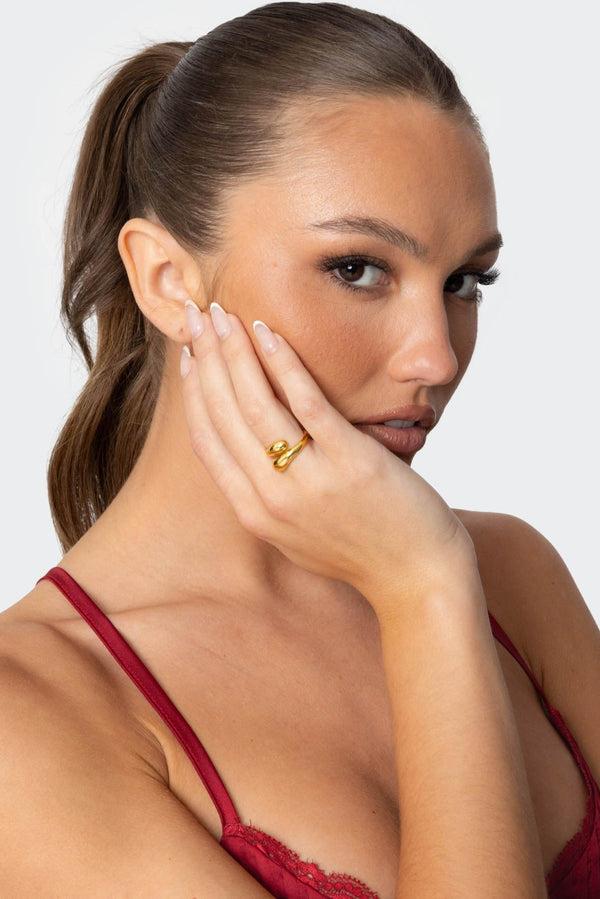 edikted Wrapped Around U Ring gold